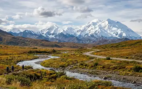 Editorialbild im Reisemagazin-Stil vom Wahrzeichen Denali-Nationalpark in Denali Park USA, ausgewogene Bildgestaltung und natuerliches Umgebungslicht - Foto: THN