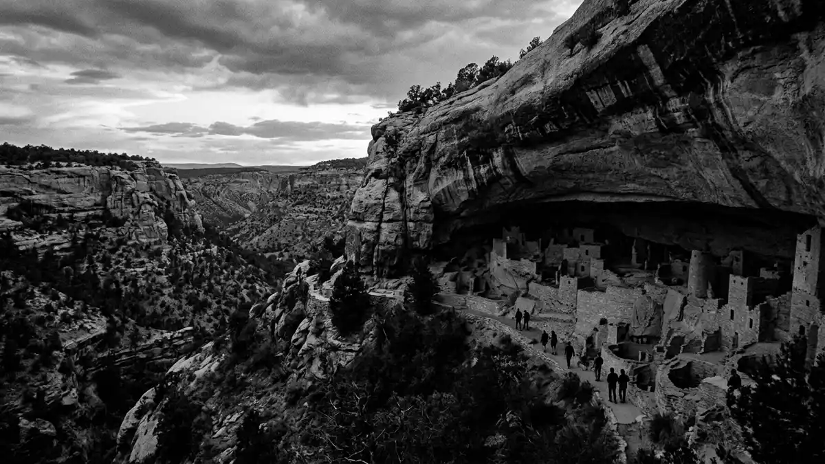 Schwarzweiss-Reportage vom Wahrzeichen Mesa-Verde-Nationalpark in Cortez, USA