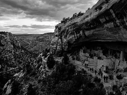 Schwarzweiss-Reportagebild vom Wahrzeichen Mesa-Verde-Nationalpark in Cortez USA, dokumentarische Reisefotografie mit starken Kontrasten - Foto: THN