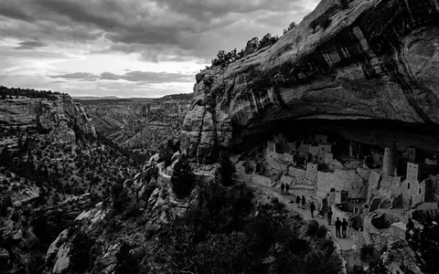 Schwarzweiss-Reportagebild vom Wahrzeichen Mesa-Verde-Nationalpark in Cortez USA, dokumentarische Reisefotografie mit starken Kontrasten - Foto: THN