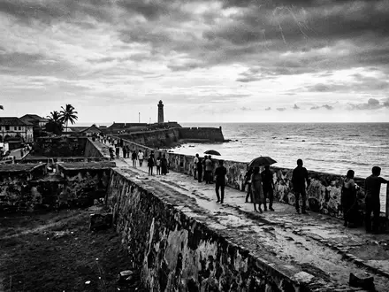 Schwarzweiss-Reportagebild vom Wahrzeichen Galle Fort in Galle Sri Lanka, dokumentarische Reisefotografie mit starken Kontrasten - Foto: THN