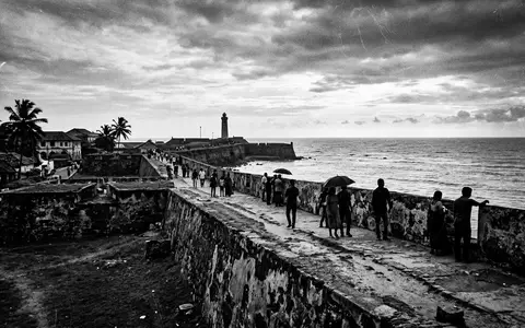Schwarzweiss-Reportagebild vom Wahrzeichen Galle Fort in Galle Sri Lanka, dokumentarische Reisefotografie mit starken Kontrasten - Foto: THN