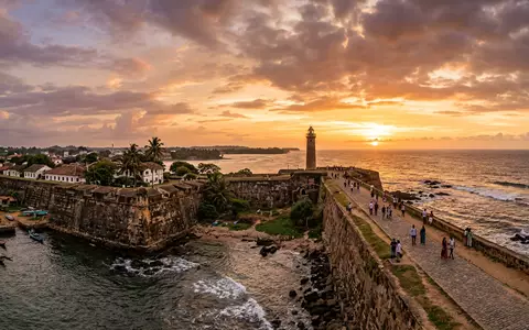 Fotorealistische Panoramaaufnahme von Galle Fort in Galle Sri Lanka, warmes Abendlicht auf Wahrzeichen - Foto: THN