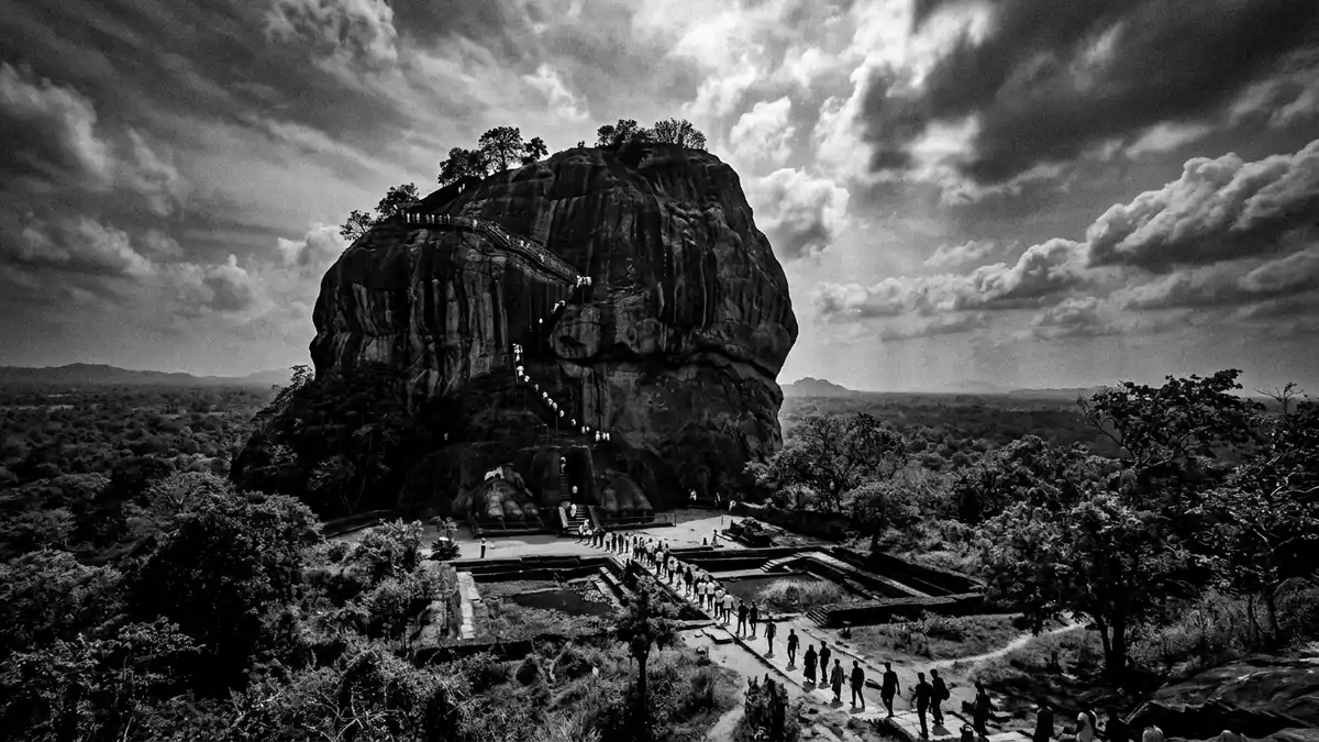 Schwarzweiss-Reportage vom Wahrzeichen Sigiriya-Felsenfestung in Sigiriya, Sri Lanka