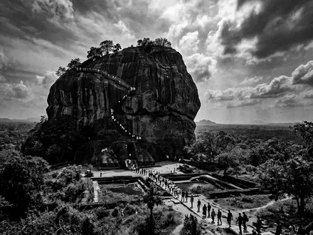 Schwarzweiss-Reportagebild vom Wahrzeichen Sigiriya-Felsenfestung in Sigiriya Sri Lanka, dokumentarische Reisefotografie mit starken Kontrasten - Foto: THN