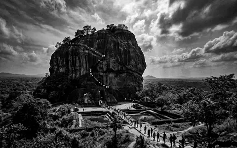 Schwarzweiss-Reportagebild vom Wahrzeichen Sigiriya-Felsenfestung in Sigiriya Sri Lanka, dokumentarische Reisefotografie mit starken Kontrasten - Foto: THN