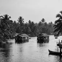 Schwarzweiss-Reportagebild vom Wahrzeichen Kerala Backwaters in Alappuzha Indien, dokumentarische Reisefotografie mit starken Kontrasten - Foto: THN
