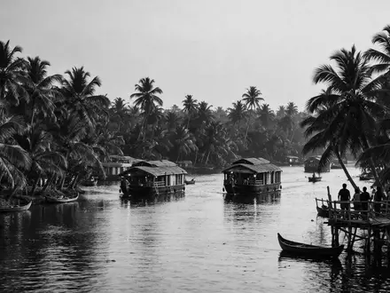 Schwarzweiss-Reportagebild vom Wahrzeichen Kerala Backwaters in Alappuzha Indien, dokumentarische Reisefotografie mit starken Kontrasten - Foto: THN