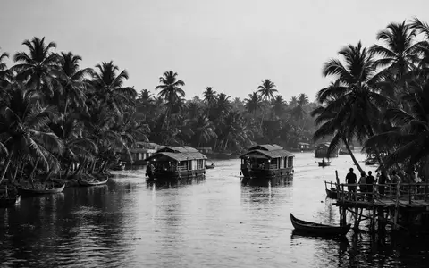 Schwarzweiss-Reportagebild vom Wahrzeichen Kerala Backwaters in Alappuzha Indien, dokumentarische Reisefotografie mit starken Kontrasten - Foto: THN