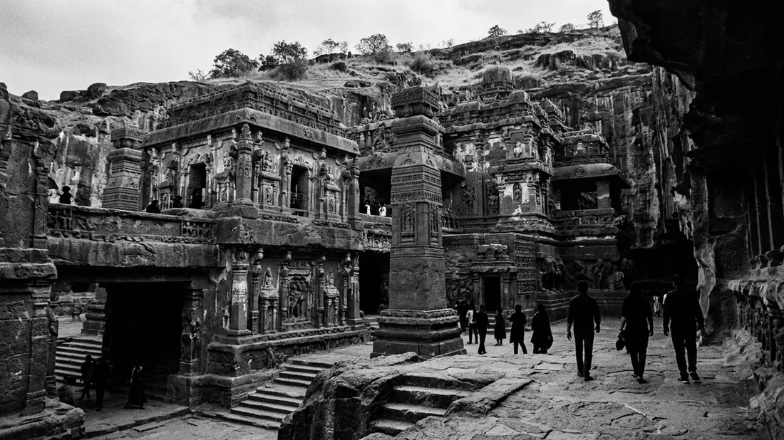 Schwarzweiss-Reportage vom Wahrzeichen Ellora-Höhlen in Aurangabad, Indien