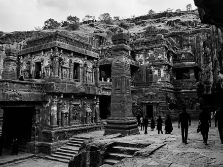 Schwarzweiss-Reportagebild vom Wahrzeichen Ellora-Höhlen in Aurangabad Indien, dokumentarische Reisefotografie mit starken Kontrasten - Foto: THN