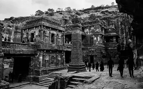 Schwarzweiss-Reportagebild vom Wahrzeichen Ellora-Höhlen in Aurangabad Indien, dokumentarische Reisefotografie mit starken Kontrasten - Foto: THN
