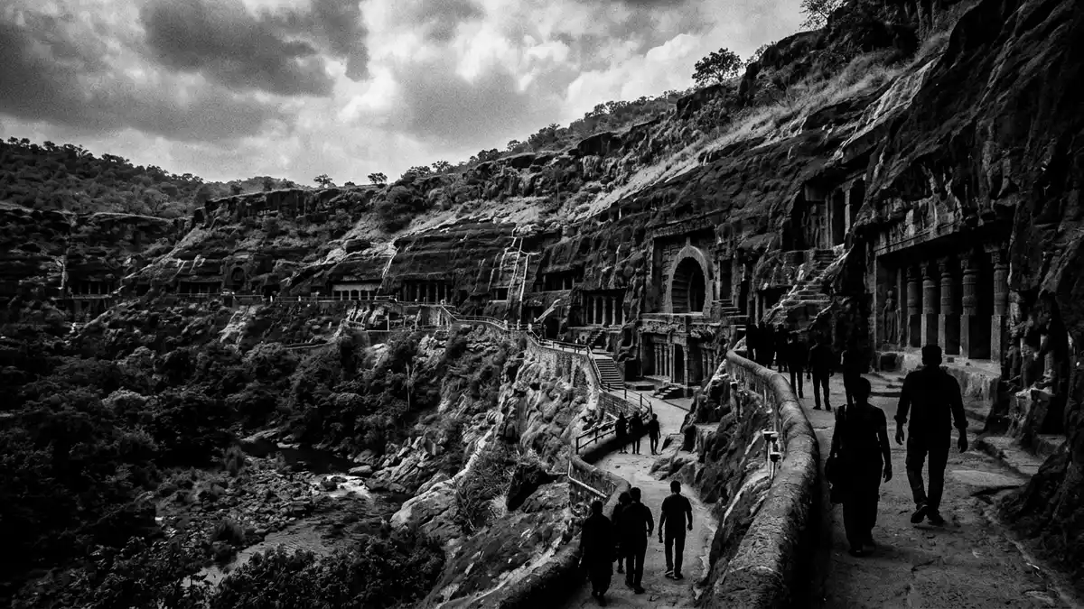 Schwarzweiss-Reportage vom Wahrzeichen Ajanta-Höhlen in Aurangabad, Indien