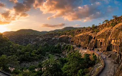 Fotorealistische Panoramaaufnahme von Ajanta-Höhlen in Aurangabad Indien, warmes Abendlicht auf Wahrzeichen im Reisemotiv - Foto: THN