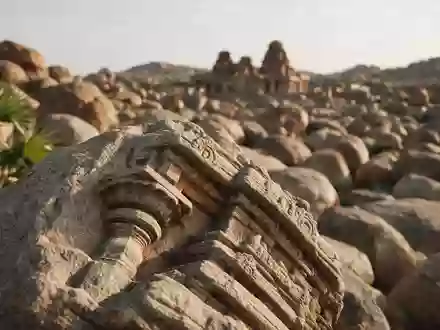 Extreme Makroaufnahme eines Materialdetails am Wahrzeichen Hampi in Hampi Indien, taktile Struktur und weiches Seitenlicht - Foto: THN