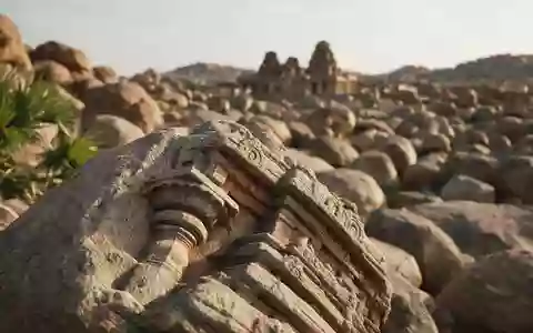 Extreme Makroaufnahme eines Materialdetails am Wahrzeichen Hampi in Hampi Indien, taktile Struktur und weiches Seitenlicht - Foto: THN
