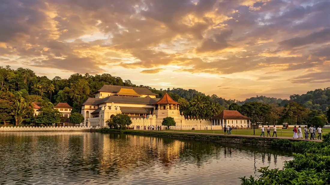 Fotorealistische Ansicht von Zahntempel Kandy in Kandy, Sri Lanka im Abendlicht