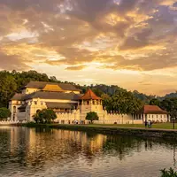 Fotorealistische Panoramaaufnahme von Zahntempel Kandy in Kandy Sri Lanka, warmes Abendlicht auf Wahrzeichen - Foto: THN