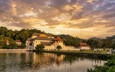Fotorealistische Panoramaaufnahme von Zahntempel Kandy in Kandy Sri Lanka, warmes Abendlicht auf Wahrzeichen - Foto: THN