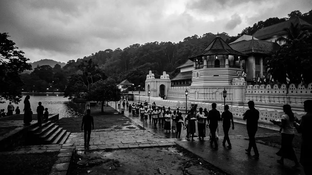 Schwarzweiss-Reportage vom Wahrzeichen Zahntempel Kandy in Kandy, Sri Lanka