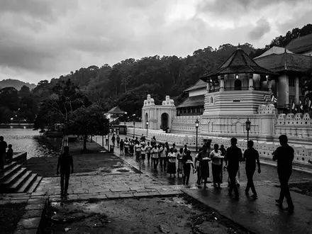 Schwarzweiss-Reportagebild vom Wahrzeichen Zahntempel Kandy in Kandy Sri Lanka, dokumentarische Reisefotografie mit starken Kontrasten - Foto: THN