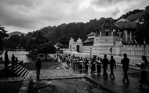 Schwarzweiss-Reportagebild vom Wahrzeichen Zahntempel Kandy in Kandy Sri Lanka, dokumentarische Reisefotografie mit starken Kontrasten - Foto: THN