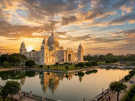 Fotorealistische Panoramaaufnahme von Victoria Memorial Kolkata in Kolkata Indien, warmes Abendlicht auf Wahrzeichen - Foto: THN