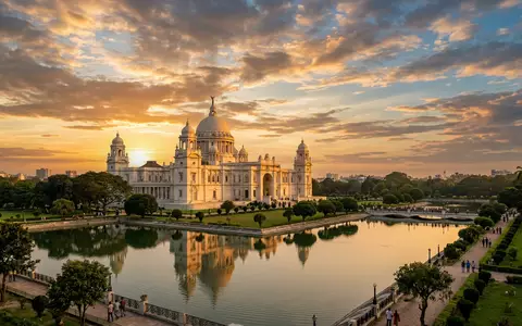Fotorealistische Panoramaaufnahme von Victoria Memorial Kolkata in Kolkata Indien, warmes Abendlicht auf Wahrzeichen - Foto: THN