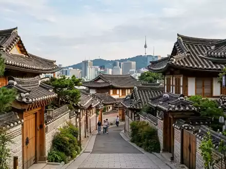 Editorialbild im Reisemagazin-Stil vom Wahrzeichen Bukchon Hanok Village in Seoul Südkorea, ausgewogene Bildgestaltung und natuerliches - Foto: THN