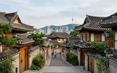 Editorialbild im Reisemagazin-Stil vom Wahrzeichen Bukchon Hanok Village in Seoul Südkorea, ausgewogene Bildgestaltung und natuerliches - Foto: THN