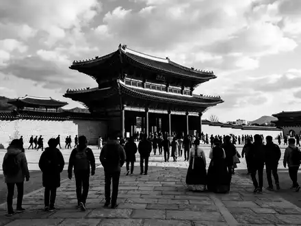 Schwarzweiss-Reportagebild vom Wahrzeichen Gyeongbokgung Seoul in Seoul Südkorea, dokumentarische Reisefotografie mit starken Kontrasten - Foto: THN