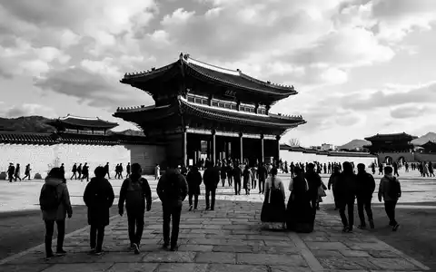 Schwarzweiss-Reportagebild vom Wahrzeichen Gyeongbokgung Seoul in Seoul Südkorea, dokumentarische Reisefotografie mit starken Kontrasten - Foto: THN