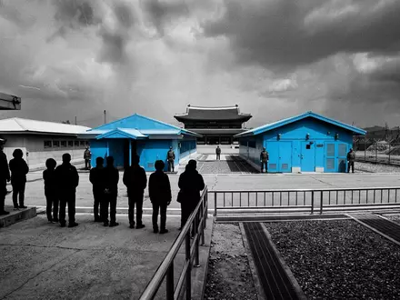 Schwarzweiss-Reportagebild vom Wahrzeichen DMZ Panmunjom in Panmunjom Südkorea, dokumentarische Reisefotografie mit starken Kontrasten - Foto: THN