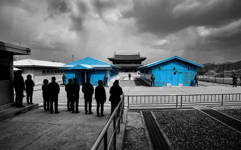 Schwarzweiss-Reportagebild vom Wahrzeichen DMZ Panmunjom in Panmunjom Südkorea, dokumentarische Reisefotografie mit starken Kontrasten - Foto: THN