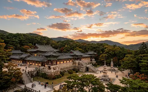 Fotorealistische Panoramaaufnahme von Bulguksa Gyeongju in Gyeongju Südkorea, warmes Abendlicht auf Wahrzeichen - Foto: THN