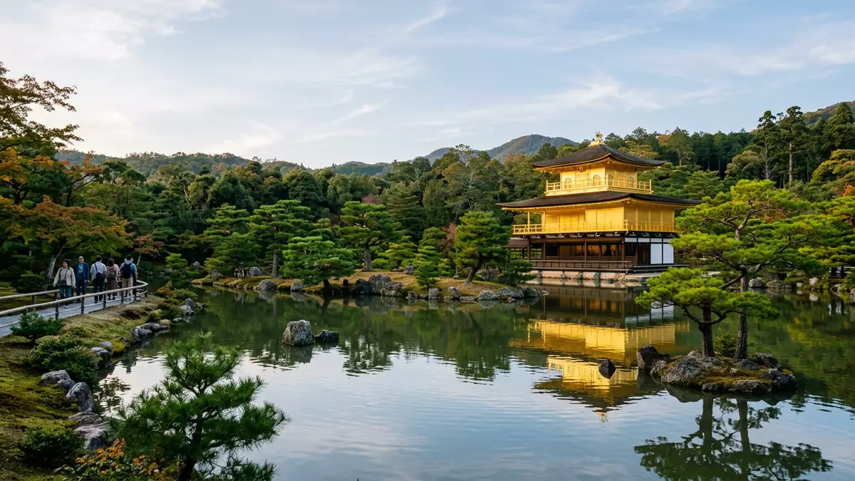 Editorial-Reisemagazinbild vom Wahrzeichen Kinkaku-ji Kyoto in Kyoto, Japan