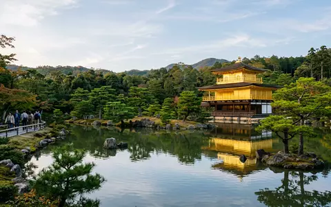 Editorialbild im Reisemagazin-Stil vom Wahrzeichen Kinkaku-ji Kyoto in Kyoto Japan, ausgewogene Bildgestaltung und natuerliches Umgebungslicht - Foto: THN