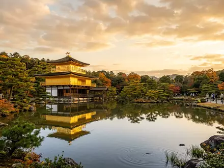 Fotorealistische Panoramaaufnahme von Kinkaku-ji Kyoto in Kyoto Japan, warmes Abendlicht auf Wahrzeichen - Foto: THN