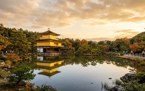 Fotorealistische Panoramaaufnahme von Kinkaku-ji Kyoto in Kyoto Japan, warmes Abendlicht auf Wahrzeichen - Foto: THN