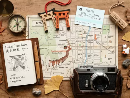 Flatlay-Reise-Arrangement rund um Fushimi Inari-Taisha Kyoto in Kyoto Japan, Karte Kompass Kamera und generische Reiserequisiten - Foto: THN