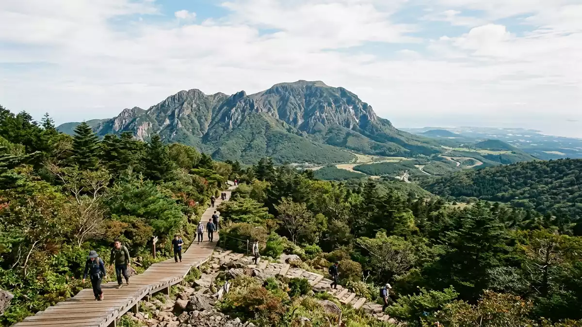 Editorial-Reisemagazinbild vom Wahrzeichen Hallasan Jeju in Jeju, Südkorea