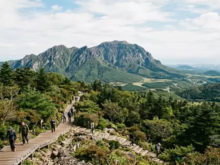 Editorialbild im Reisemagazin-Stil vom Wahrzeichen Hallasan Jeju in Jeju Südkorea, ausgewogene Bildgestaltung und natuerliches Umgebungslicht - Foto: THN