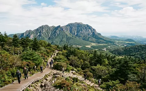 Editorialbild im Reisemagazin-Stil vom Wahrzeichen Hallasan Jeju in Jeju Südkorea, ausgewogene Bildgestaltung und natuerliches Umgebungslicht - Foto: THN