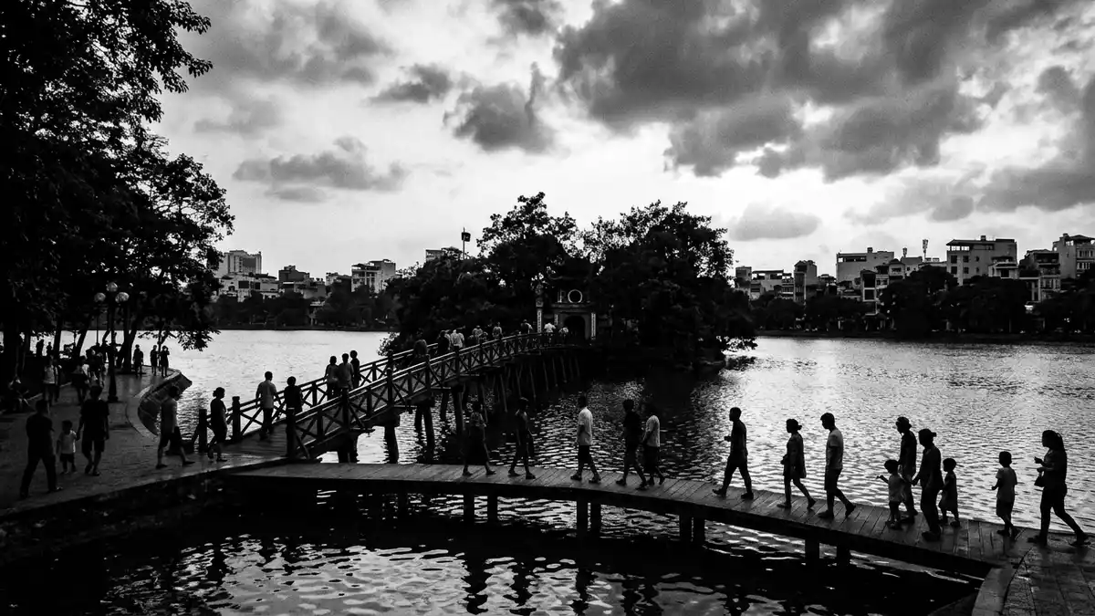 Schwarzweiss-Reportage vom Wahrzeichen Hoan-Kiem-See Hanoi in Hanoi, Vietnam