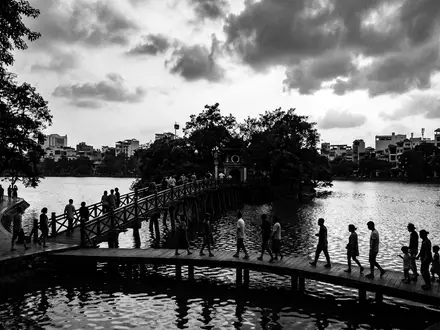 Schwarzweiss-Reportagebild vom Wahrzeichen Hoan-Kiem-See Hanoi in Hanoi Vietnam, dokumentarische Reisefotografie mit starken Kontrasten - Foto: THN
