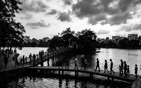 Schwarzweiss-Reportagebild vom Wahrzeichen Hoan-Kiem-See Hanoi in Hanoi Vietnam, dokumentarische Reisefotografie mit starken Kontrasten - Foto: THN