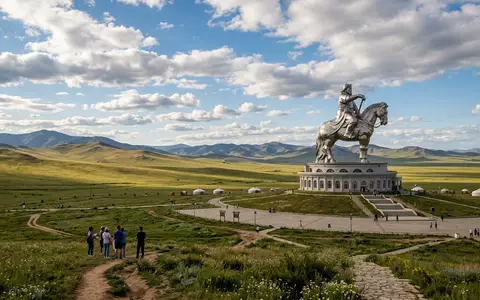 Editorialbild im Reisemagazin-Stil vom Wahrzeichen Dschingis-Khan-Statue in Tsonjin Boldog Mongolei, ausgewogene Bildgestaltung und natuerliches Umgebungslicht - Foto: THN