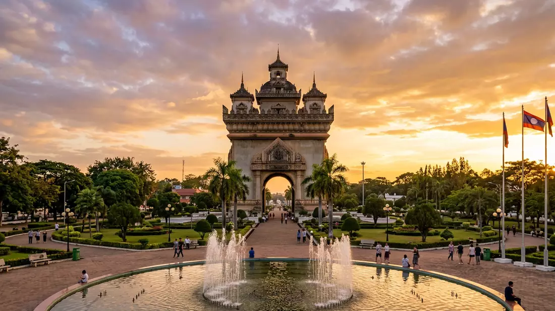 Fotorealistische Ansicht von Patuxai Vientiane in Vientiane, Laos im Abendlicht