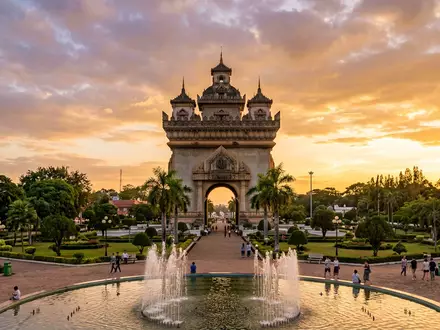 Fotorealistische Panoramaaufnahme von Patuxai Vientiane in Vientiane Laos, warmes Abendlicht auf Wahrzeichen - Foto: THN