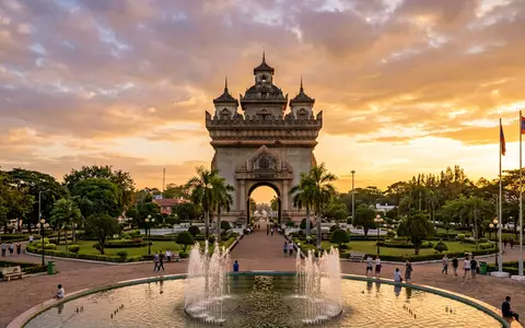 Fotorealistische Panoramaaufnahme von Patuxai Vientiane in Vientiane Laos, warmes Abendlicht auf Wahrzeichen - Foto: THN
